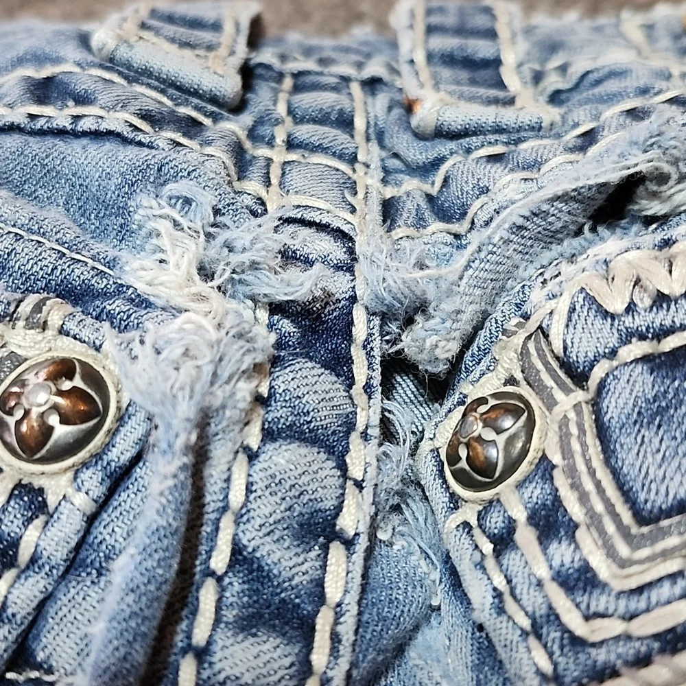 ROCK REVIVAL JARROW EMBROIDERED FLEUR-DE-LIS  FAUX-FLAP BOOT-LEG DENIM JEAN - Picture 5 of 15